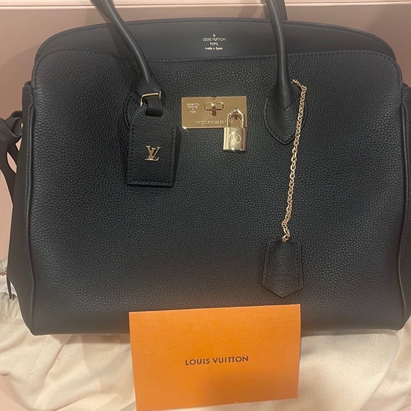 Selling a brand new Louis Vuitton Milla MM Black bag. - Picture 2 of 6